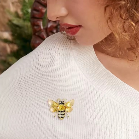 Luck Bee Elegant Gold Brooch - Picture 2 of 4